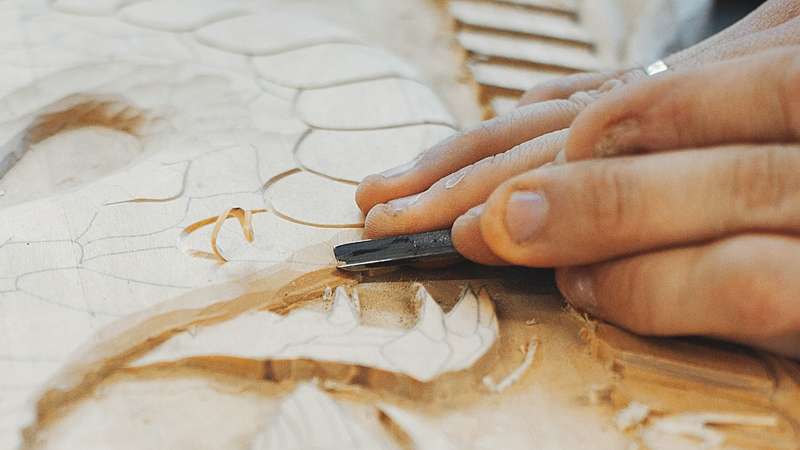 プロの彫刻師が木製生活雑貨を制作