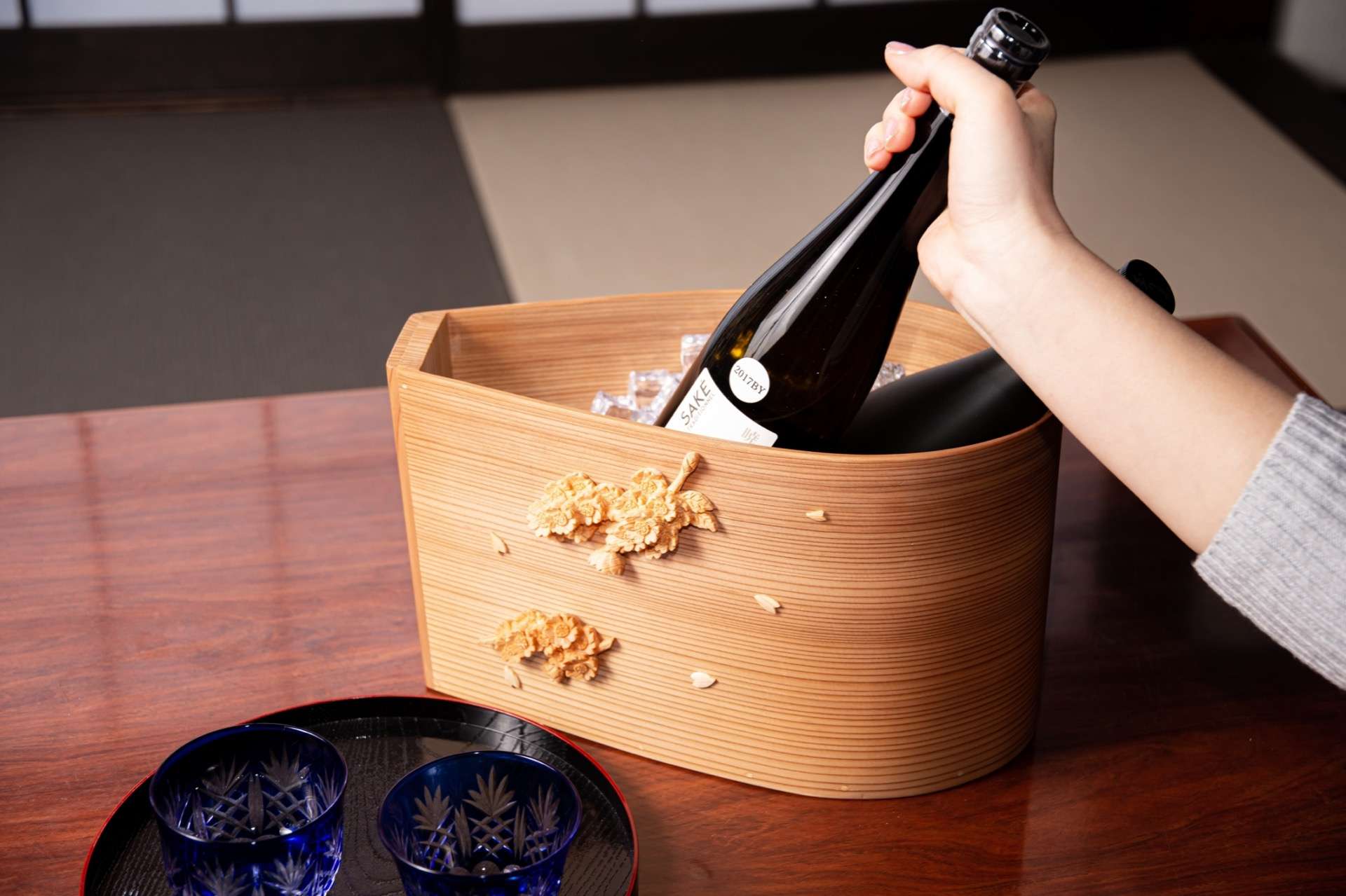 木で作られた高級ボトルクーラー、ワインだけでなく日本酒にも